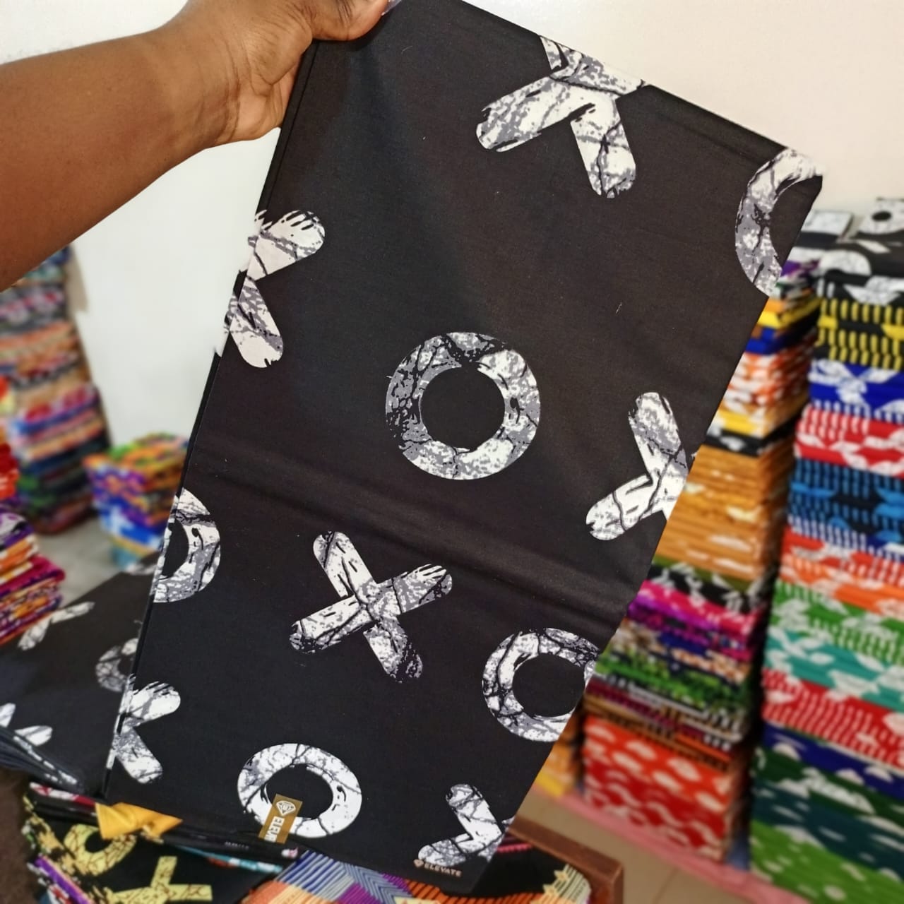 ELEVATE 100% COTON WAX NIGERIAN batik XO de couleurs noir et blanc