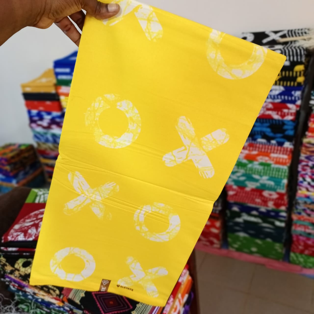 ELEVATE 100% COTON WAX NIGERIAN batik XO de couleurs jaune et blanc 