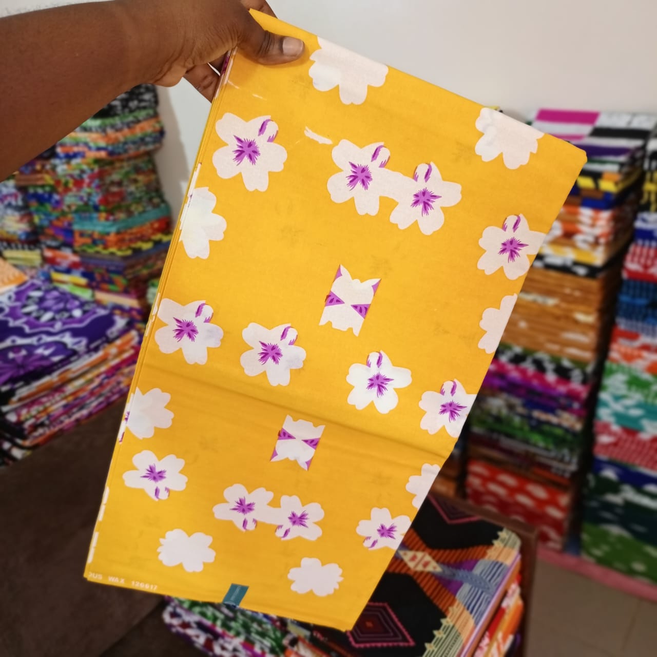 FAMOUS 100% COTON WAX NIGERIAN batik fleurs blanches de couleurs jaune et blanc violet